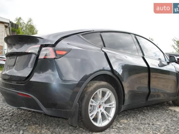 Авто Tesla Model Y 2024 № 7774324