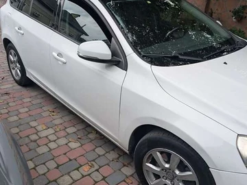 Авто Volvo V60 2011 № 7944098