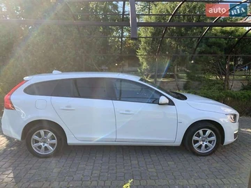 Авто Volvo V60 2014 № 8014200