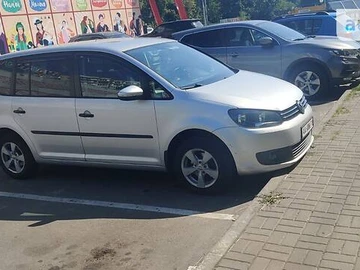 Авто Volkswagen Touran 2010 № 8015579