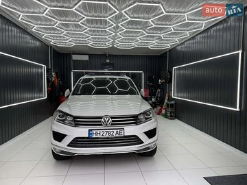 Авто Volkswagen Touareg 2015 № 8151149