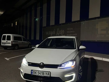 Авто Volkswagen E-Golf 2017 № 8232004