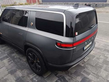 Авто Rivian R1S 2023 № 8259463