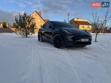 Авто Tesla Model Y 2023 № 8370888