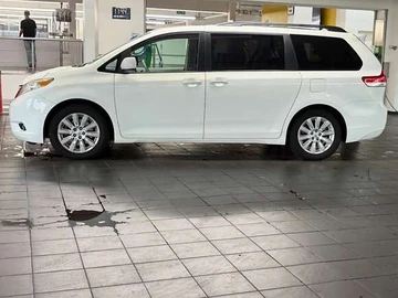Авто Toyota Sienna 2011 № 8527562