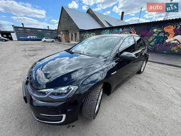 Авто Volkswagen E-Golf 2017 № 8737109