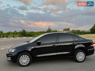 Авто Volkswagen Polo 2017 № 8890157