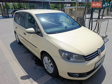 Авто Volkswagen Touran 2013 № 8976225