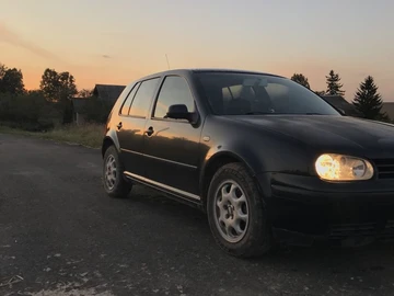 Авто Volkswagen Golf 2000 № 7957964