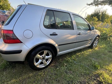 Авто Volkswagen Golf 2000 № 7976543