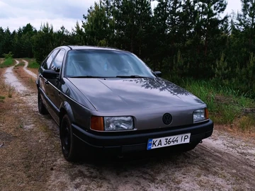 Авто Volkswagen Passat Sedan 1990 № 7977607