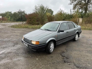 Авто Volkswagen Passat Sedan 1988 № 8010116