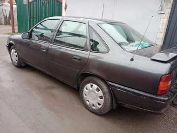Авто Opel Vectra 1992 № 8012195