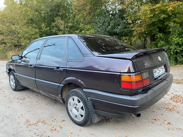 Авто Volkswagen Passat Sedan 1992 № 8012616