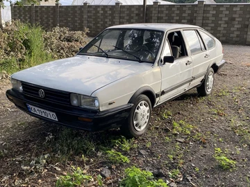Авто Volkswagen Passat Hatchback 1987 № 8036306