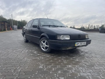 Авто Volkswagen Passat Sedan 1990 № 8040009