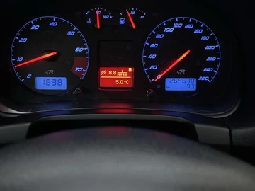 Авто Volkswagen Golf 2000 № 8054279
