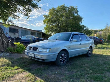 Авто Volkswagen Passat Sedan 1995 № 8091100