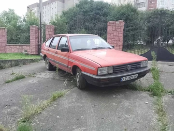 Авто Volkswagen Passat Hatchback 1986 № 8095087