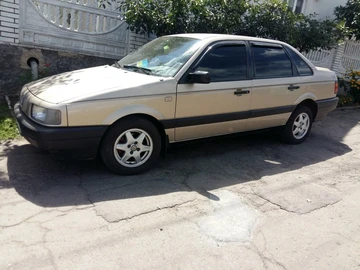 Авто Volkswagen Passat Sedan 1988 № 8156259
