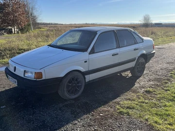 Авто Volkswagen Passat Sedan 1989 № 8207024