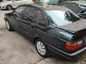 Авто Volkswagen Passat Sedan 1993 № 8266098