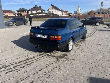 Авто Volkswagen Passat Sedan 1989 № 8300060
