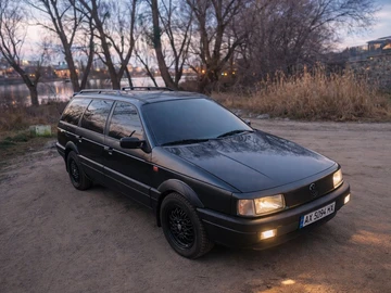 Авто Volkswagen Passat Variant 1990 № 8382393