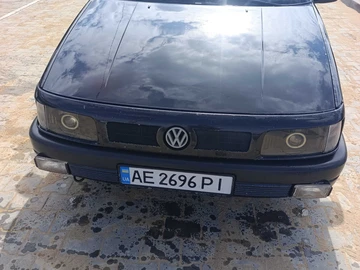 Авто Volkswagen Passat Sedan 1992 № 8545463