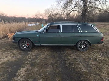 Авто Mercedes W123 1978 № 8601128