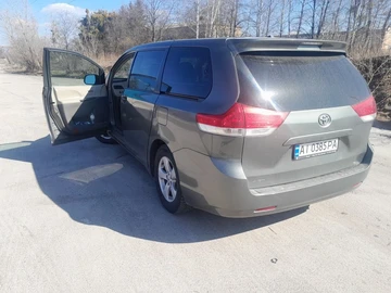Авто Toyota Sienna 2011 № 8608462