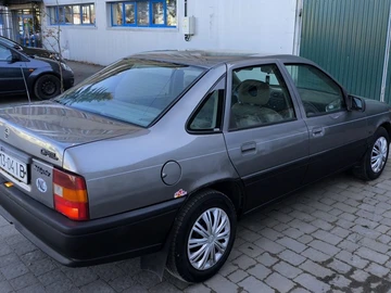 Авто Opel Vectra 1989 № 8621060