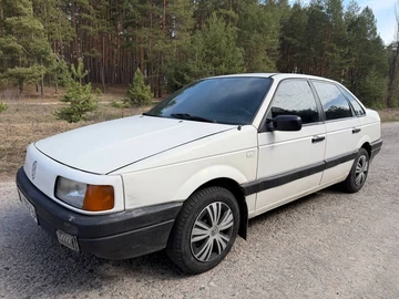 Авто Volkswagen Passat Sedan 1990 № 8642186