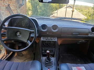 Авто Mercedes 240 1983 № 8643649