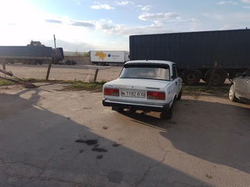 Авто ВАЗ 2107 1992 № 8750944