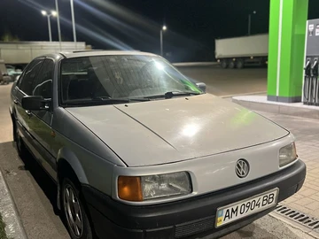 Авто Volkswagen Passat Sedan 1990 № 8800350