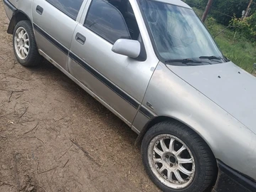 Авто Opel Vectra 1989 № 8809079