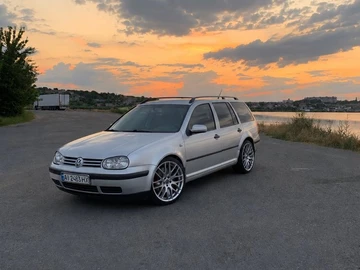 Авто Volkswagen Golf 2000 № 8915648