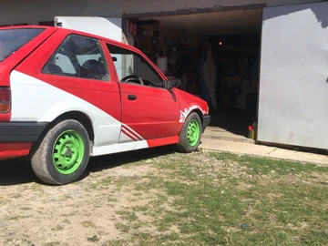 Авто Mazda 323 1986 № 8946171