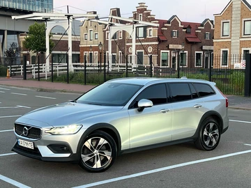 Авто Volvo V60 2021 № 8977354