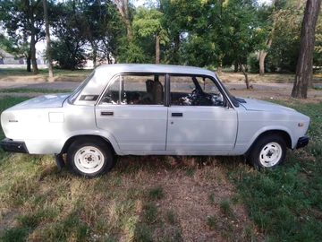 Авто ВАЗ 2107 1988 № 8979830